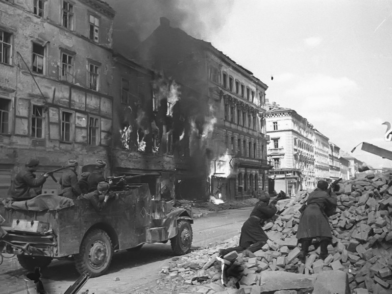 13 февраля - Памятная дата военной истории России - освобождение столицы Венгрии Будапешт (1945 год).